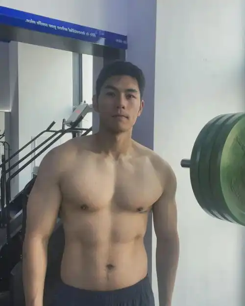 黝黑硬自拍照来袭,叉腿样子真帅呀