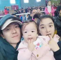 基因强大王栎鑫晒女儿萌照抬头像爹低头像妈