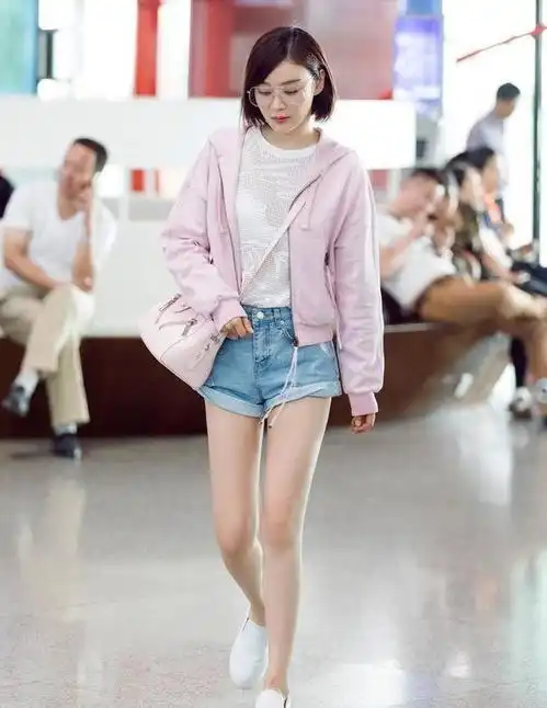 51岁许晴没有中年烦恼,去度假穿粉色t恤裙真嫩,说她25我信