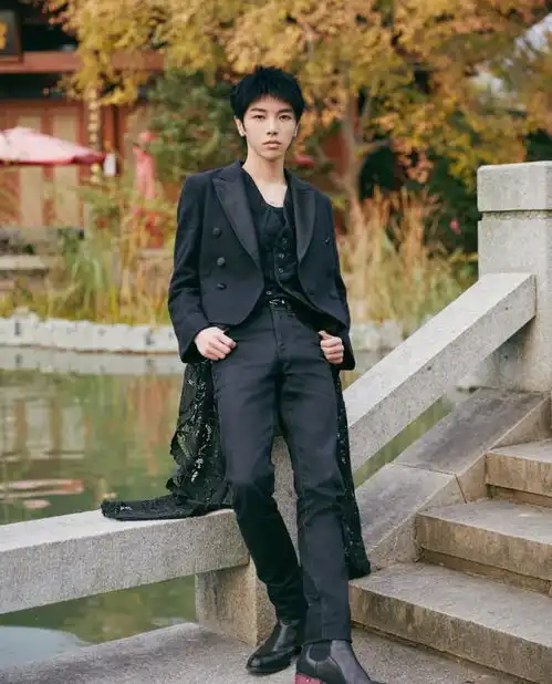 终于等到华晨宇穿燕尾服,看他穿上后的效果,30岁少年感十足