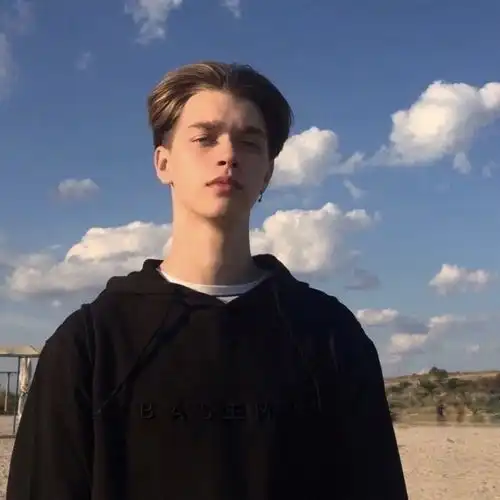 头像阔别已久的男生头像