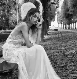 不一定要坦胸露背长袖婚纱照样美得令人屏息