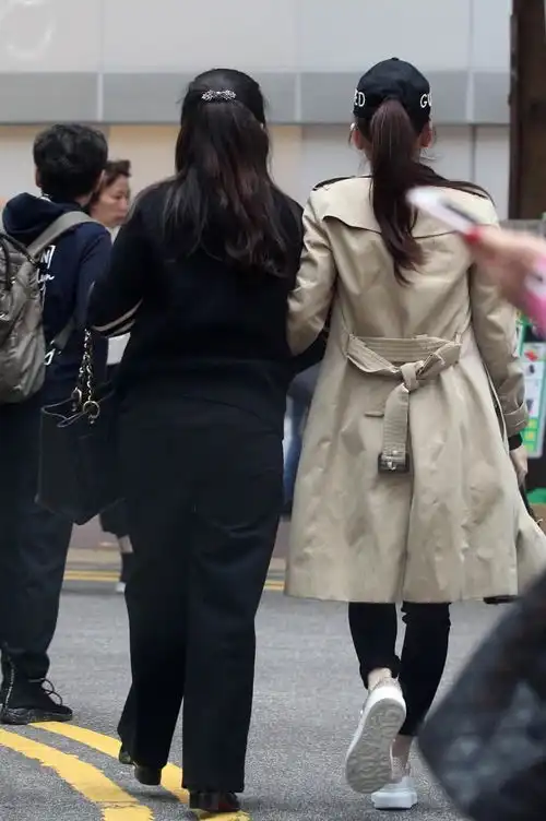 郭富城爱妻方媛挺5个月孕肚逛街,肚子遮不住了