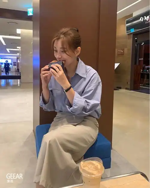 除了白色衬衫,每年秋冬韩国女生还会准备一件这样的颜色