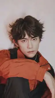 易烊千玺换新发型了,刺猬头叛逆雀斑妆大胆前卫,时尚表现力太强
