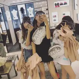 13岁李嫣与闺蜜穿同款卫衣敷面膜做手工蜡烛,心灵手巧