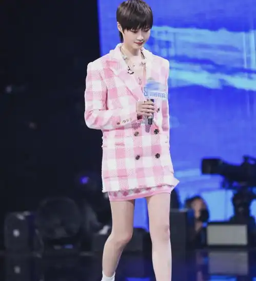 李宇春又作妖裤子剪到腿根,裤腿当长靴,一般人真不敢穿