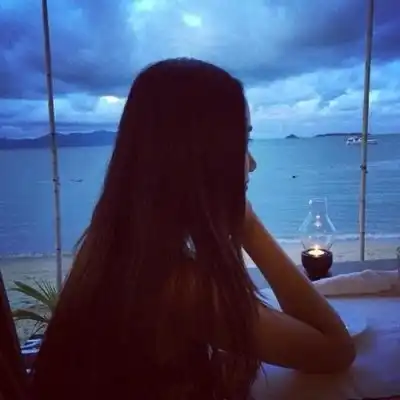 女头像丧系露脸真人戳心