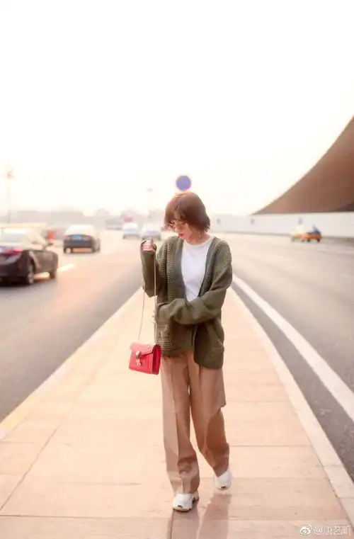 唐艺昕气质好娇嫩,格纹衬衣搭配古驰男友t恤,飒气十足