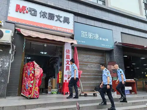 安仁县状元学府晨光文具店售卖各种卡游欺骗孩子