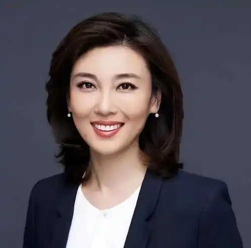 央视美女主持人王端端嫁给同行丈夫很幸福,直播时落泪被质疑