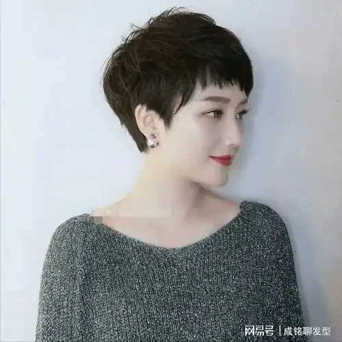 女人过了四十,留短发要记住这3不要,不仅显脸大,还更显老