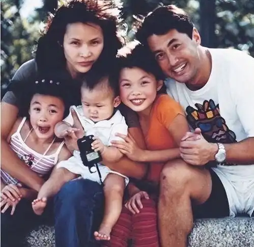 头像母子二女一子