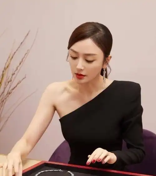 女神级的秦岚与张钧甯,都毁在这条小黑裙上,颜值能打也没用