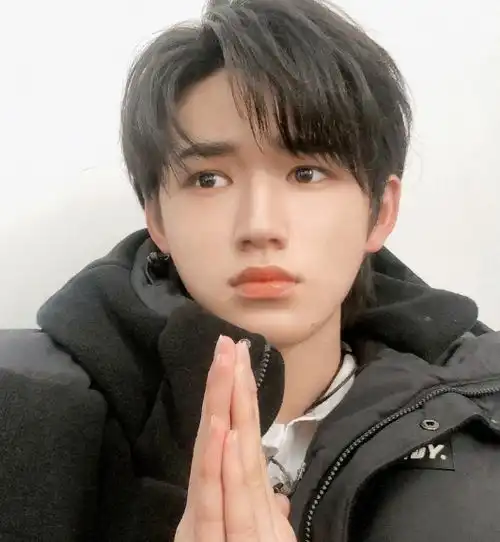宋亚轩17岁生日,沈涛提前送生日蛋糕,看到蛋糕款式这太走心了