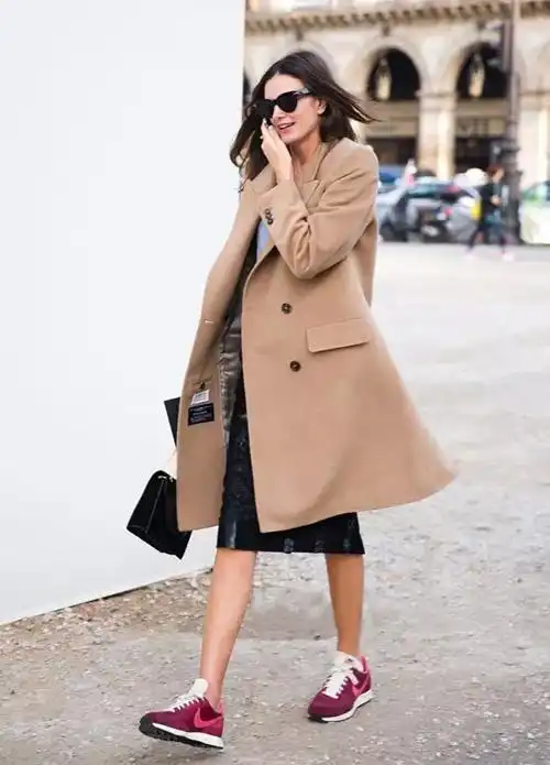 韩系大衣搭配男运动鞋