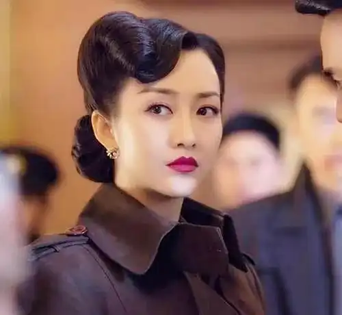 粉红女郎翻拍,周冬雨戚薇本色出演万人迷选角神还原