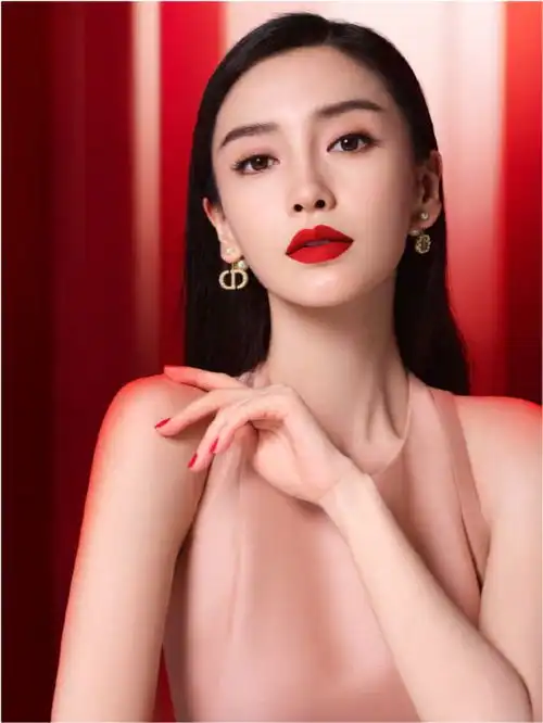 baby怕输给赵丽颖礼服烈焰红唇映衬出气场,被赵丽颖抢走风头