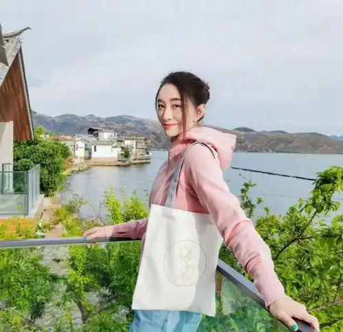 李小冉47岁了,还在叛逆