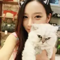 女生抱猫头像,最好不要露脸,谢谢啦
