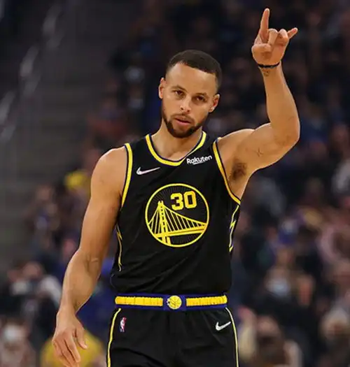 5分钟被追到8分库里射出连珠炮同一位置连中带走比赛跟看回放一样