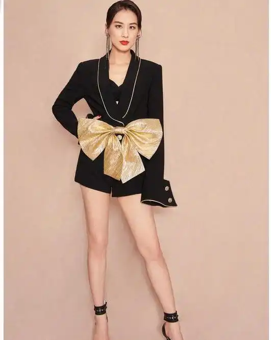 黄圣依够狠36岁还不放过少女心,穿牛仔套装居然配顶粉色帽