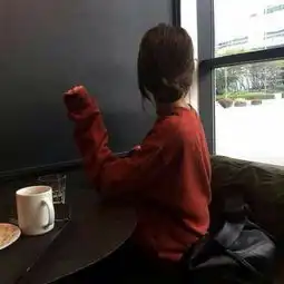 2018伤感的美女背影头像痛在心头别窒息在自己的蛹壳里