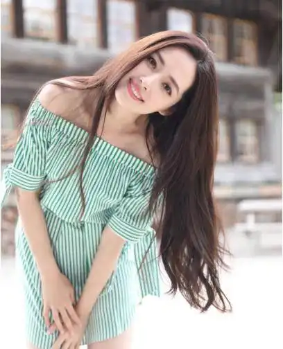 向佐夫妇婚后首次走机场郭碧婷穿拼接外套配条纹裙,少女感满屏