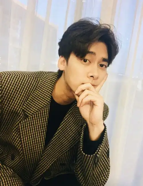 李易峰说自己没有夏拙叛逆,现在才是叛逆期,真的是太好笑了