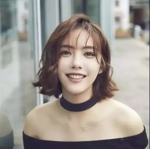 甜美韩系风的短发妆容最火,不懂化妆的跟着学