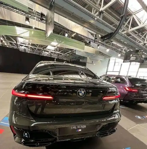赛道版宝马7系来了,潮范十足,4.4t引擎运动包围,霸气