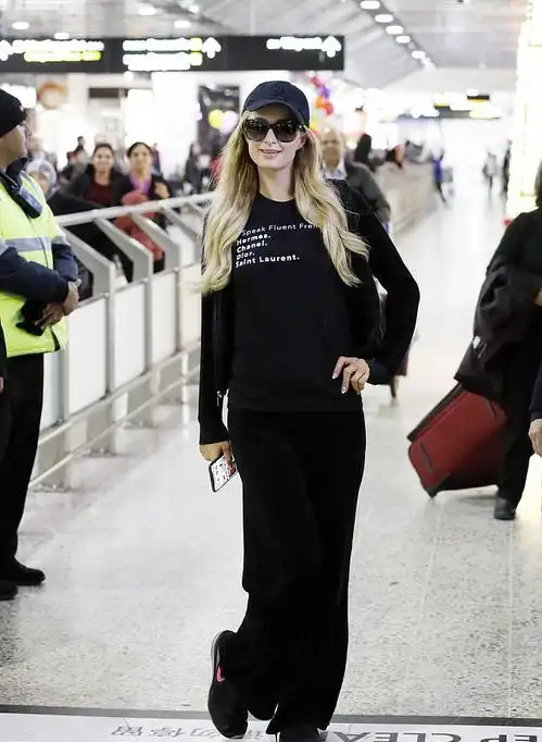 希尔顿两姐妹红蓝配高调亮相时装周,身家270亿都救不了糟糕衣品