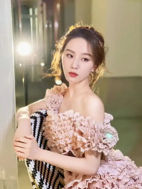 复古美人氛围感的打造不能少了卷发