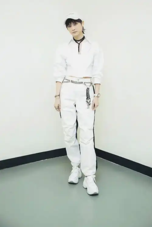 李宇春罕见裙装现身,白色西装套装大秀美腿,女人味十足