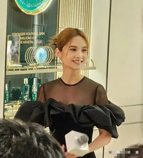 杨丞琳被路人偶遇,身高一米6在人群中年轻又精致,太羡慕李荣浩
