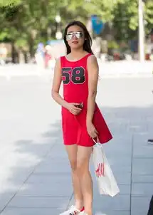 街拍她这个不经意的笑容,不知能迷倒多少人