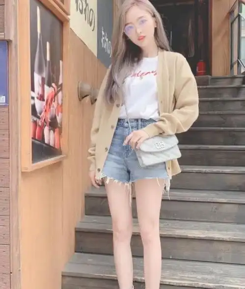 吴宣仪也是优秀,混服穿搭变回18岁,少女漫画腿轻松抢镜