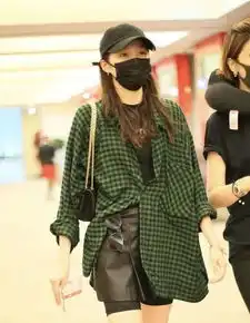 关晓彤腰以下全是腿,绿色格纹衬衫很显白