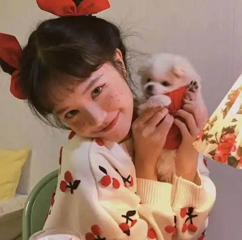 乔妹的新发型,全身造型就靠头上巧思取胜