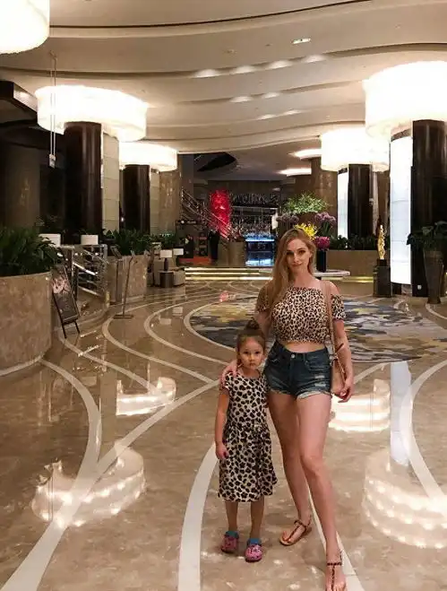 中国小伙娶小12岁乌克兰美女,婚后生混血女儿,岳母千万别回家