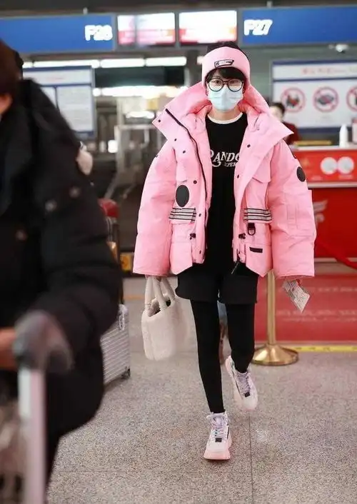郁可唯也太时髦了穿粉色羽绒服配粉色帽子,减龄又洋气