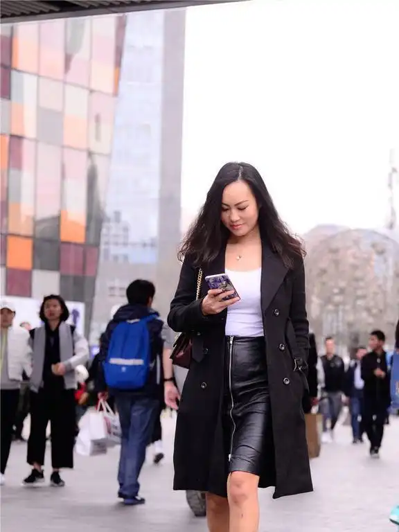 拼接色尖头细跟鞋,搭配黑色高腰皮裙,一款黑色风衣,这就是春天