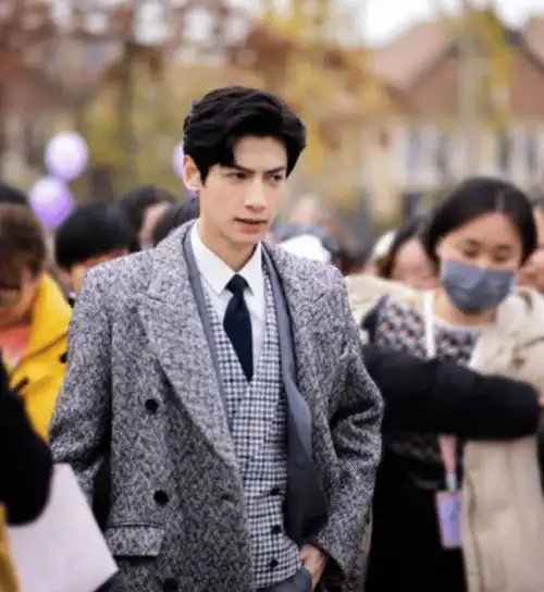 32岁罗云熙撞上32岁朱一龙,都把西装叠着穿,一个少年一个禁欲