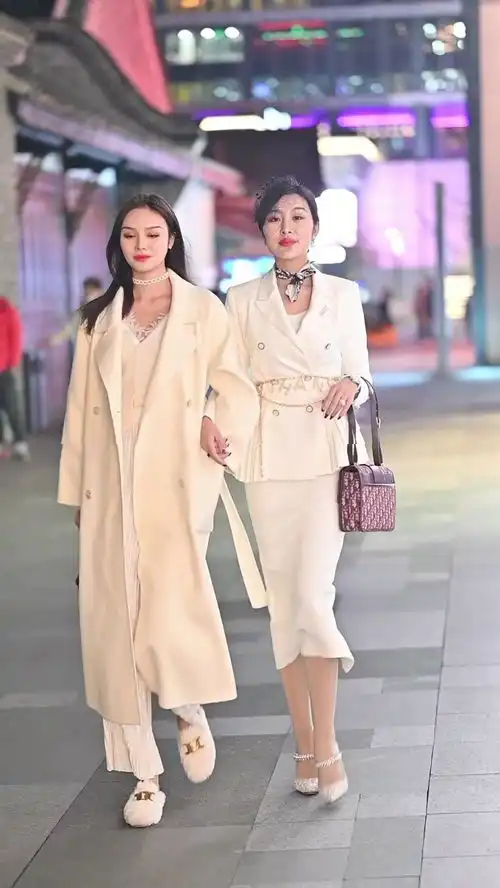 白色系穿搭的闺蜜,高雅又时尚