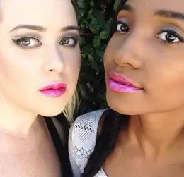 红唇果然是女人的共同语言黑白闺蜜的唇膏试色秀