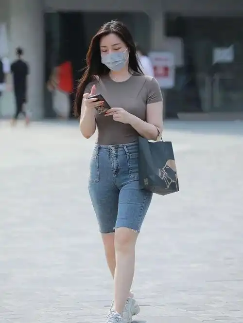 牛仔连衣裙内搭白色t恤,清爽有活力,少女感十足