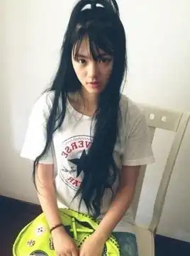 武大女神黄灿灿素颜清纯走红与男友亲热照曝光