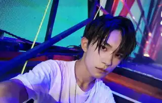 工作室发易烊千玺自拍,被粉丝还原拍照的场景,原来千玺这么淘气