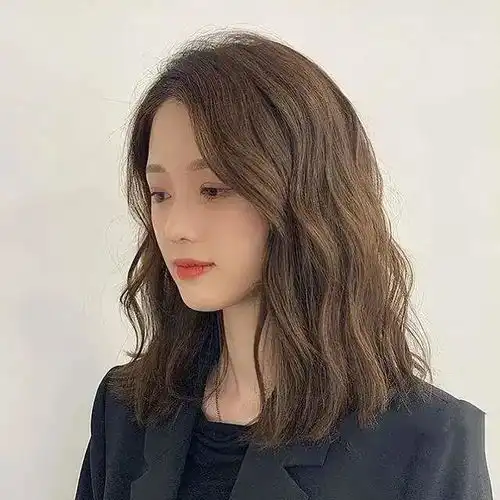 女人过了50岁该留什么发型推荐这3种减龄卷发,洋气显脸小