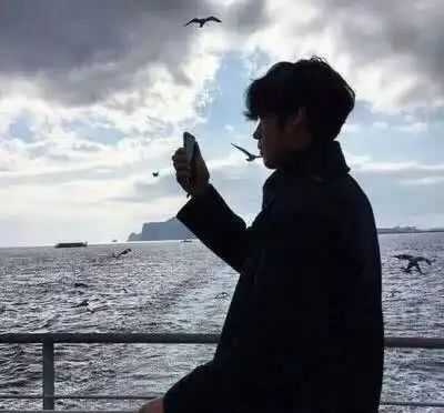 三个人的婚姻实在拥挤,有人甜甜蜜蜜,有人苦海无边